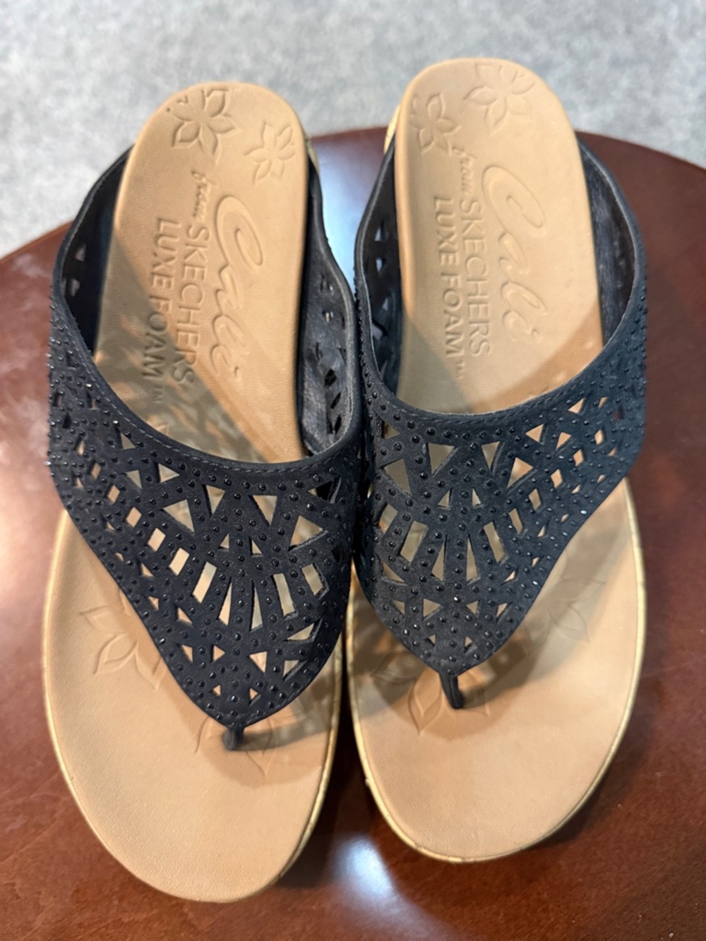 Skechers Women’s Black Laser-Cut Thong Sandals with Tan Footbed size 10w